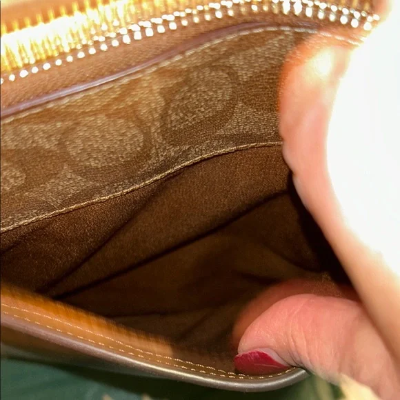 NWOT Coach Tan Signature Tote with Gold Hang Tag - Picture 5 of 8